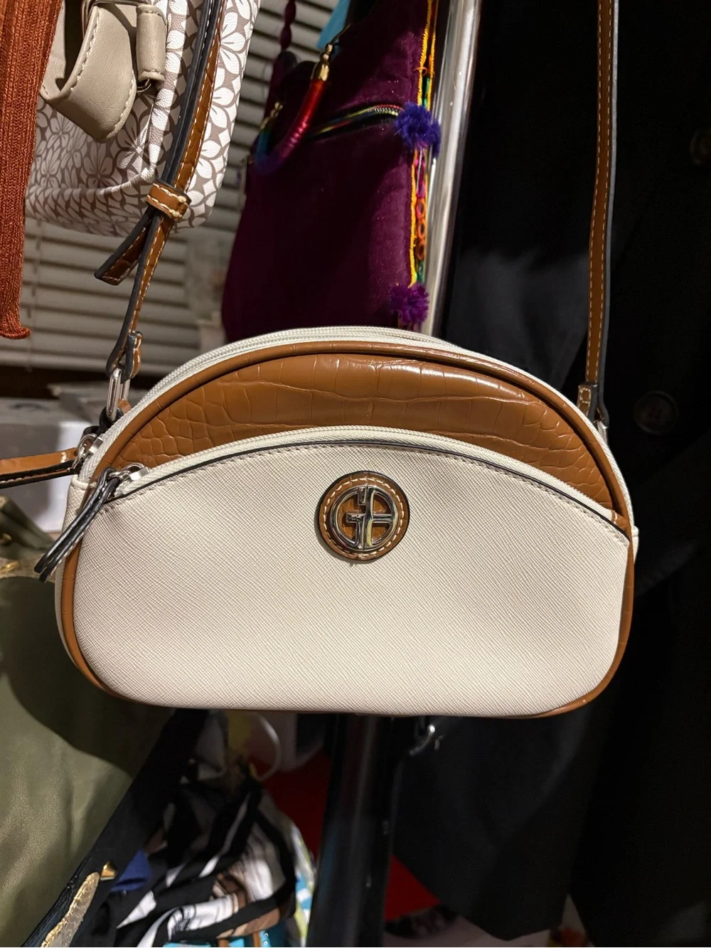 Gianni Bernini Stylish Crossbody Cream & Light Brown w/ Embossing Camera Bag - Picture 4 of 12